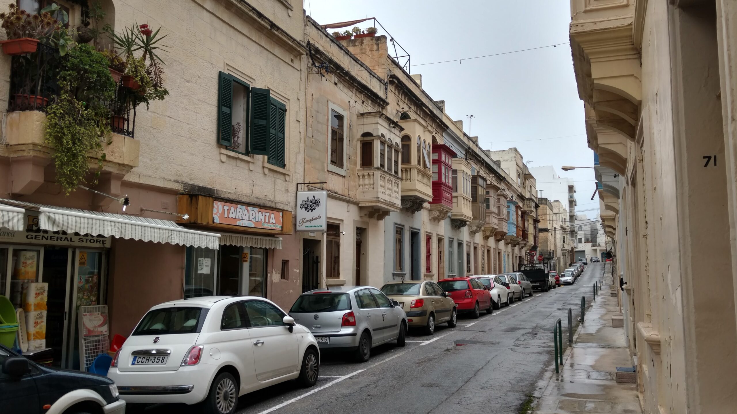 ulica Valletty z charakterystycznymi balkonami
