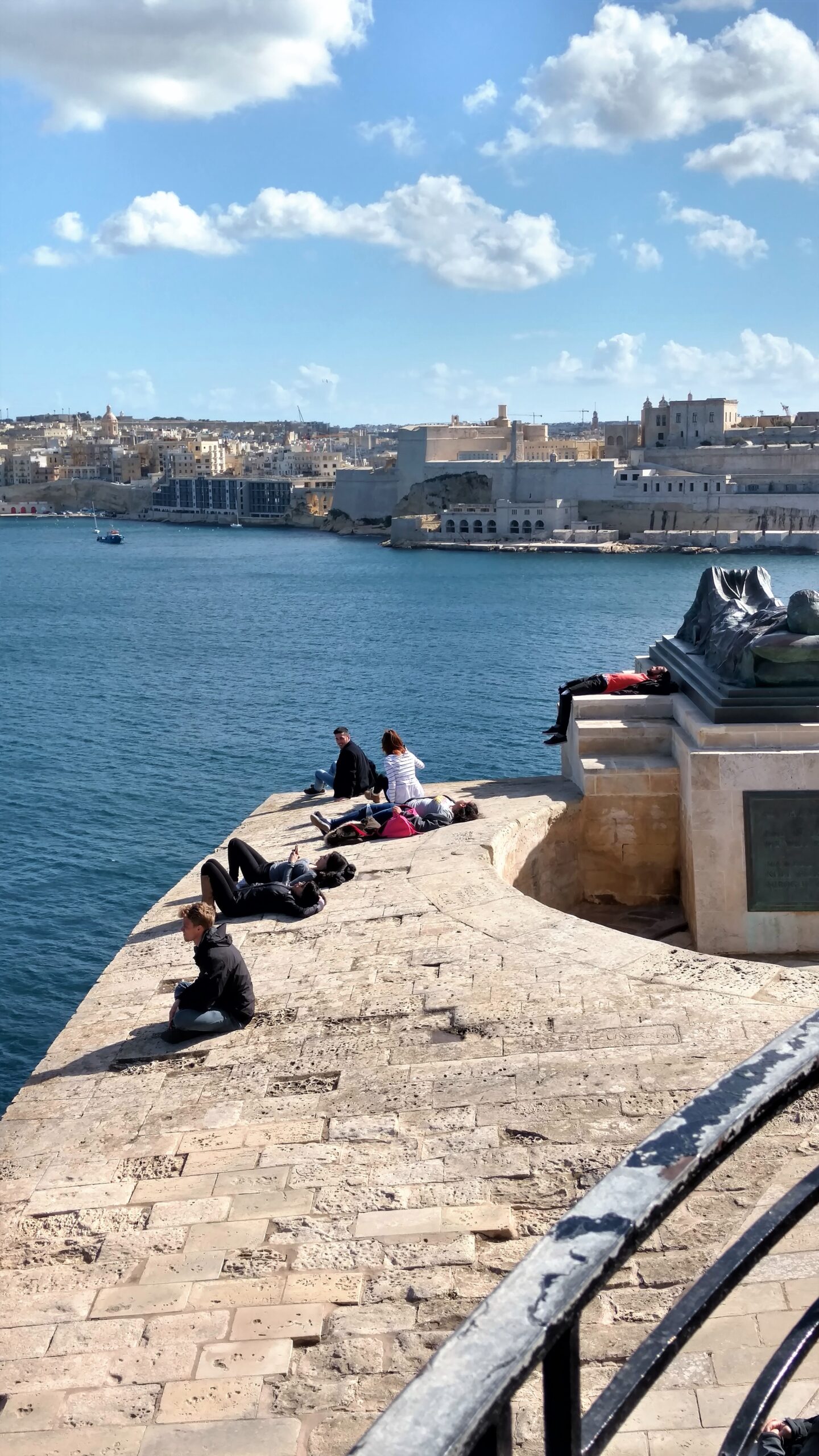 widok na Vallettę od świątyni Siege Bell War Memorial